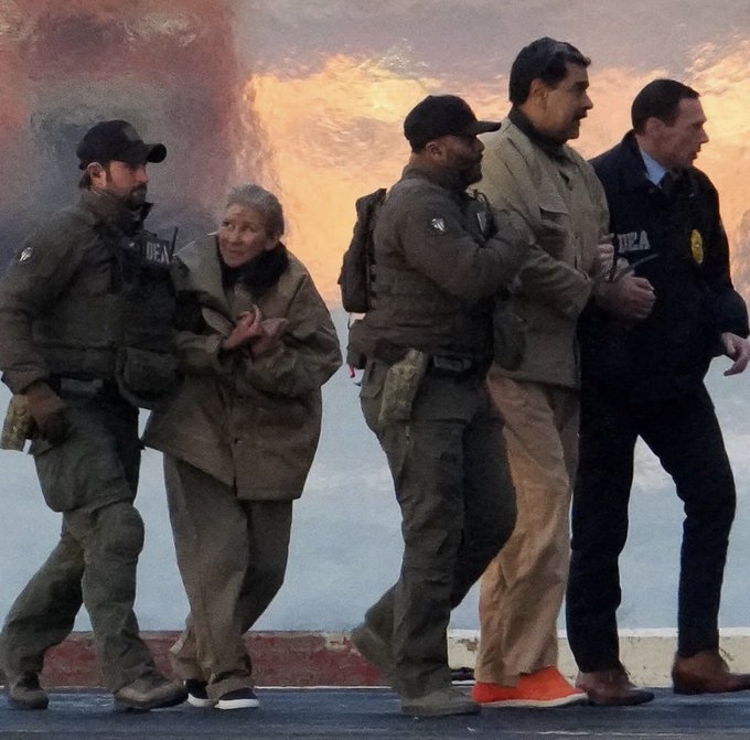 Nicolas Maduro no solo se vé como un gigante por su estatura física, se vé como un gigante por su estatura moral, al lado de asesinos y secuestradores...