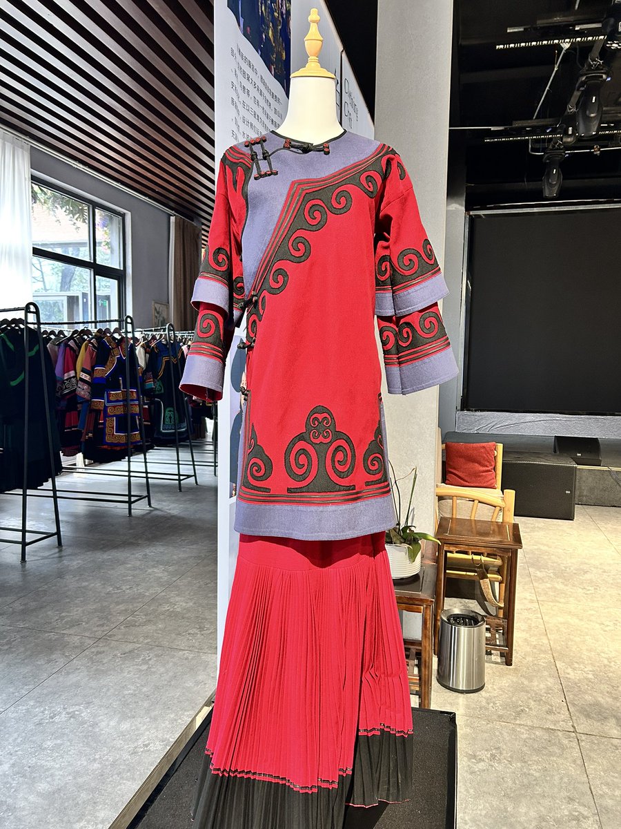 少数民族衣装　工芸品　刺繍スカート　スカート　中国国境 チャイナ服 スカート 本格 凝った刺繍 民族風 装飾スカート 二胡衣装