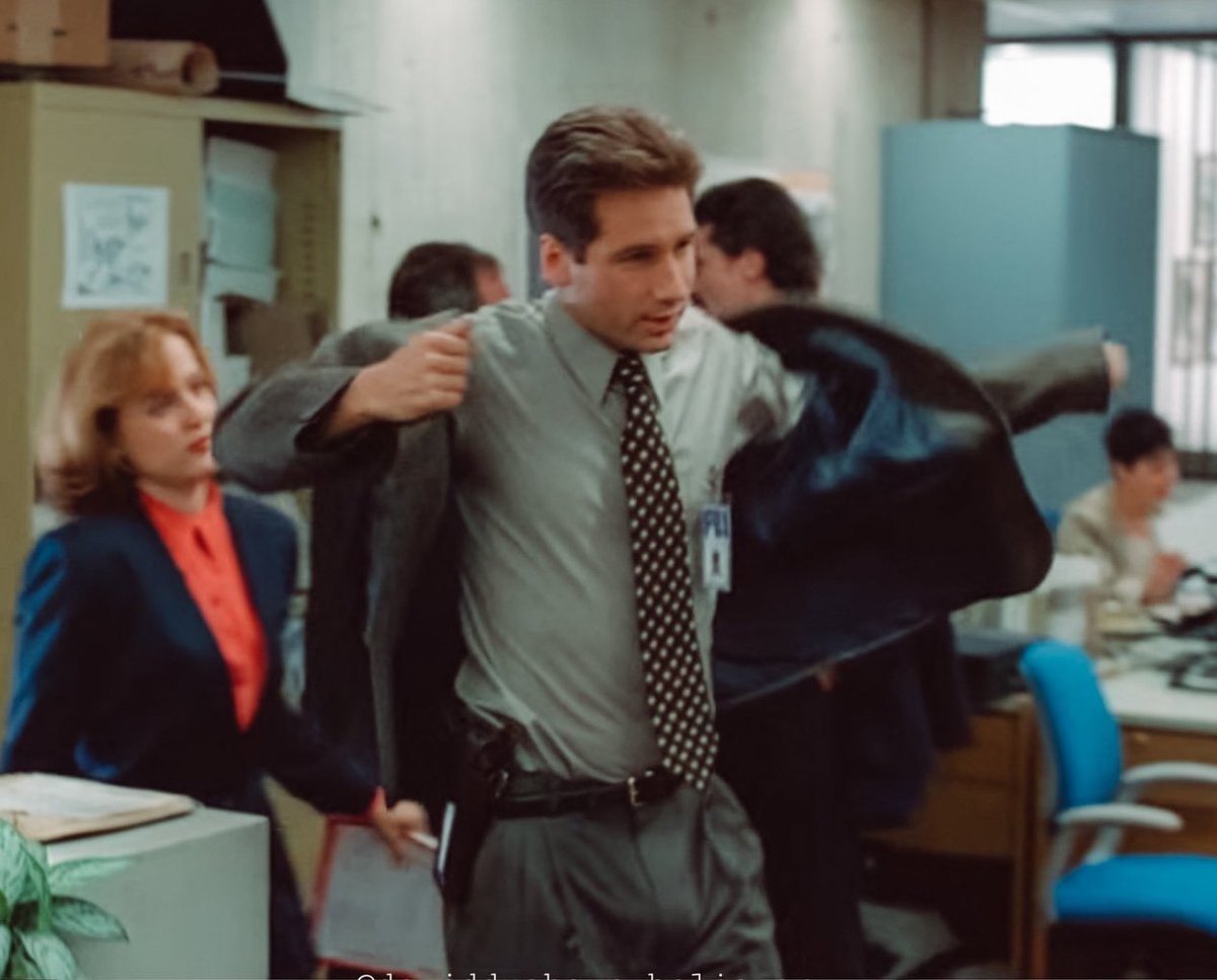 booksandmulder's tweet image. one thing about the xfiles reboot that im very curious about is if they're going to make a subtle nod to the fact that the male lead spent a good amount of the show walking around on our screens looking Like This