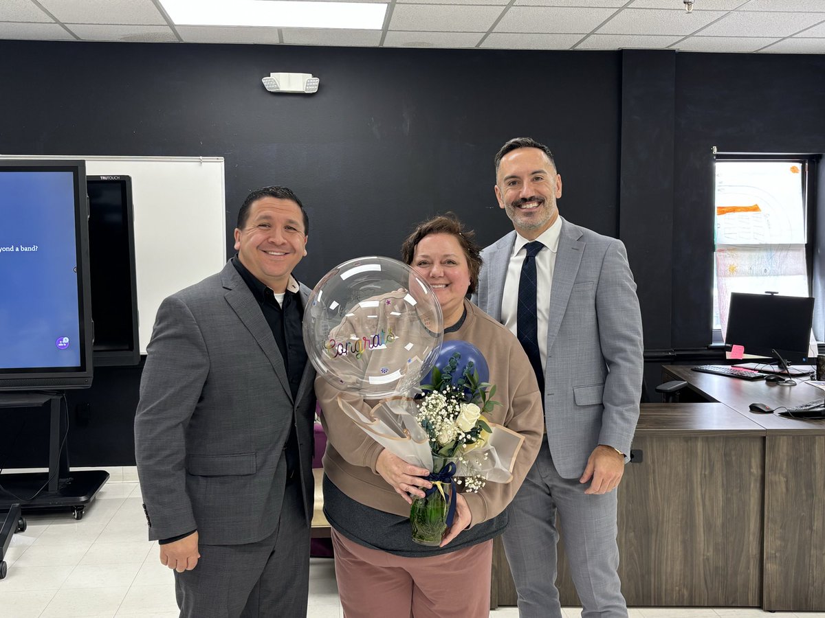 Region6_DISD's tweet image. Congratulations to Principals Zia Martinez @chapelhillpl, Herschel Carter @marshprep, Phillip Meaker @WHILA_Hawks, and Kelly Brennion @BrennionKelly for being recognized as our Region 6 Principals of the Year!! Thank you for your unwavering commitment to @dallasschools students!