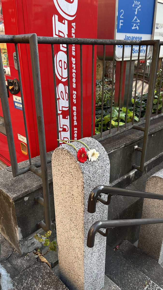 EmirGndzzz's tweet photo. @manarock69 Last week it even had toys and a notebook. They are removing them now https://t.co/zqvt9x1Uxr