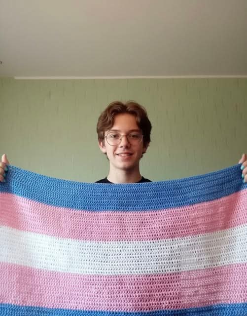 CrazyVibes_1's tweet image. My son came out as trans six months ago and his father hasn't looked at him since. Just walks past him in the hallway like he's invisible. My boy is 17, sleeping on our couch because his dad changed the locks on his bedroom door, said he won't have "that confusion" under his…
