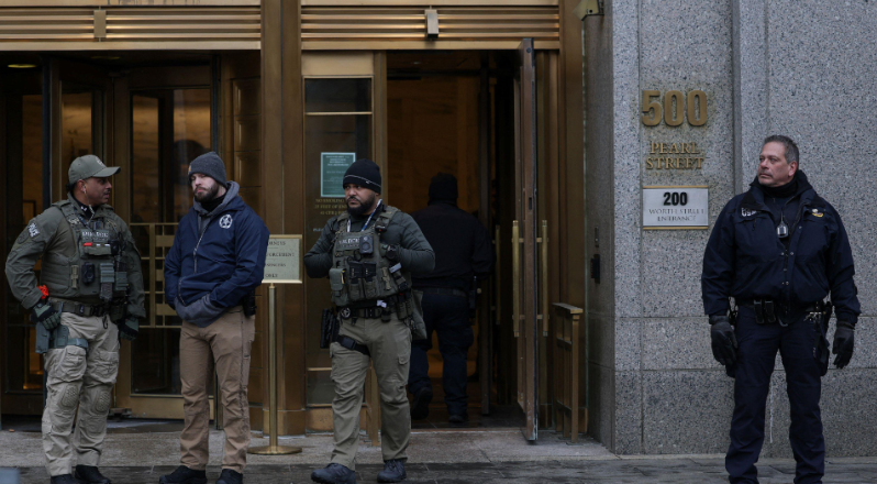 馬杜羅在紐約首次出庭：我是被綁架的，我無罪！
當地時間1月5日，遭美國強行控制的委內瑞拉總統馬杜羅及其妻子，在紐約南區聯邦地區法院首次出庭接受庭審。庭審過程中，馬杜羅拒絕了美方所有指控，并表示“我無罪”。