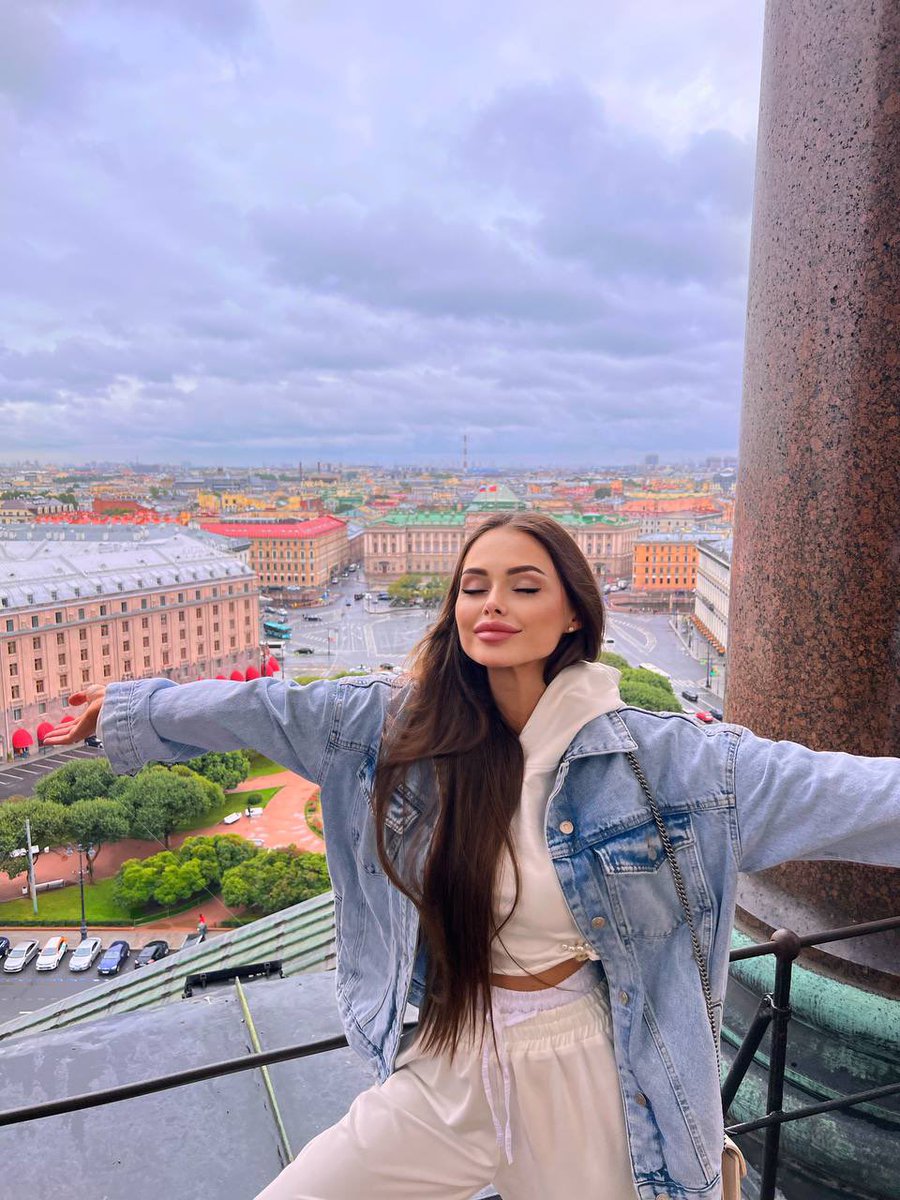 RussianKatyaa's tweet photo. Chilling in St. Petersburg this summer 🇷🇺✨
Golden fountains of Peterhof + my casual look = perfect day 💕
Russian girls enjoying the short summer to the max 😏 Who wants to join next time? 👇
#Peterhof #SPbSummer #RussianBeauty” https://t.co/WRX0A31g99