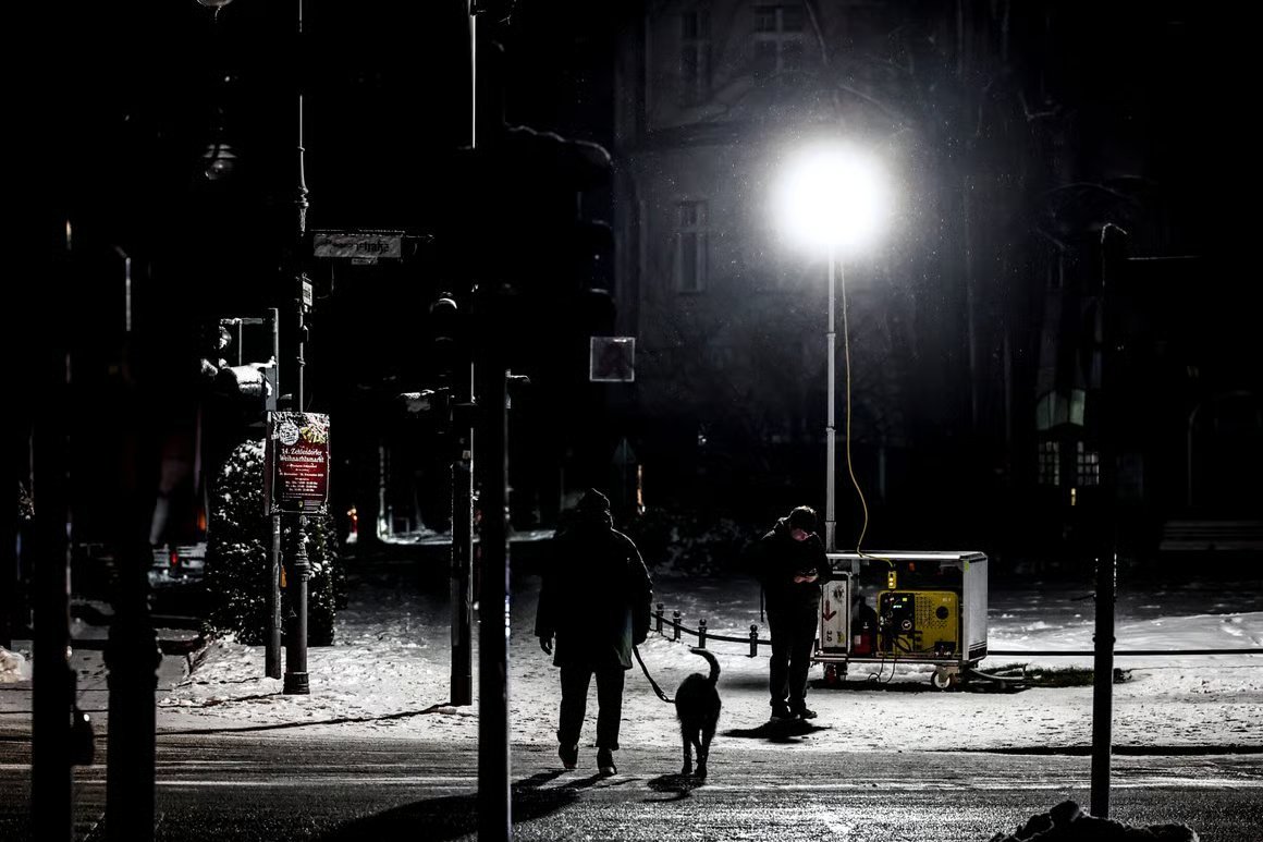 KeithWoodsYT's tweet image. Imagine the media response if a far-right terrorist group sabotaged the power grid in a wealthy area of Berlin and left 45,000 homes without power and heating in deep winter.

A leftist terrorist organisation did exactly that and it has barely been covered outside Germany.