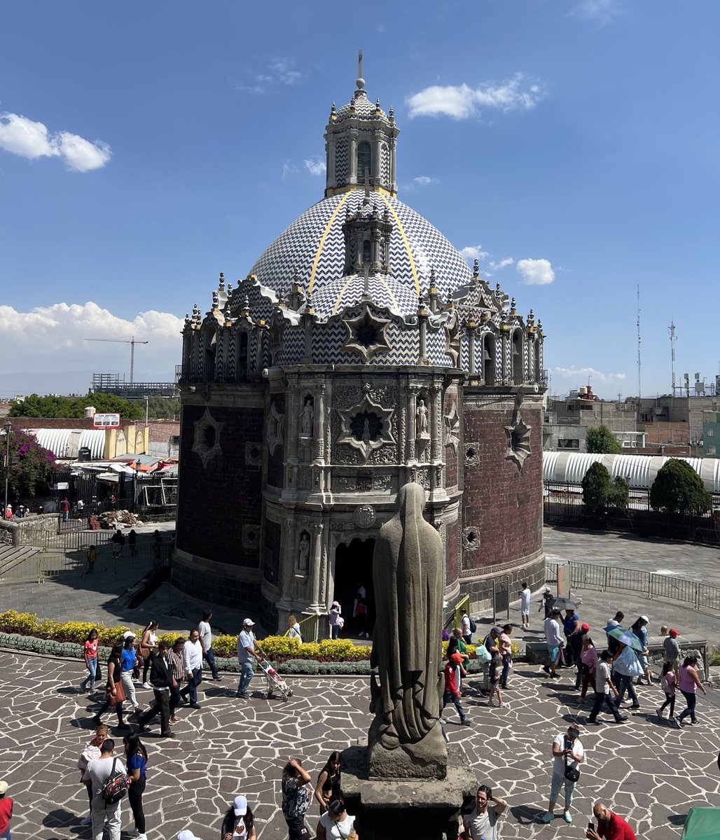 Cuauhtemoc_1521's tweet photo. La última joya barroca, el templo del Pocito, construido por el arquitecto Francisco Antonio Guerrero y Torres entre 1777 y 1791 en el Tepeyac, justo donde se encuentra un manantial de aguas ferruginosas y alcalinas que son consideradas que tienen propiedades curativas. De planta elíptica, el arquitecto utilizó todos los recursos disponibles para embellecer este pequeño templo, durante los embates de la Academia y sus miembros contra el barroco novohispano.