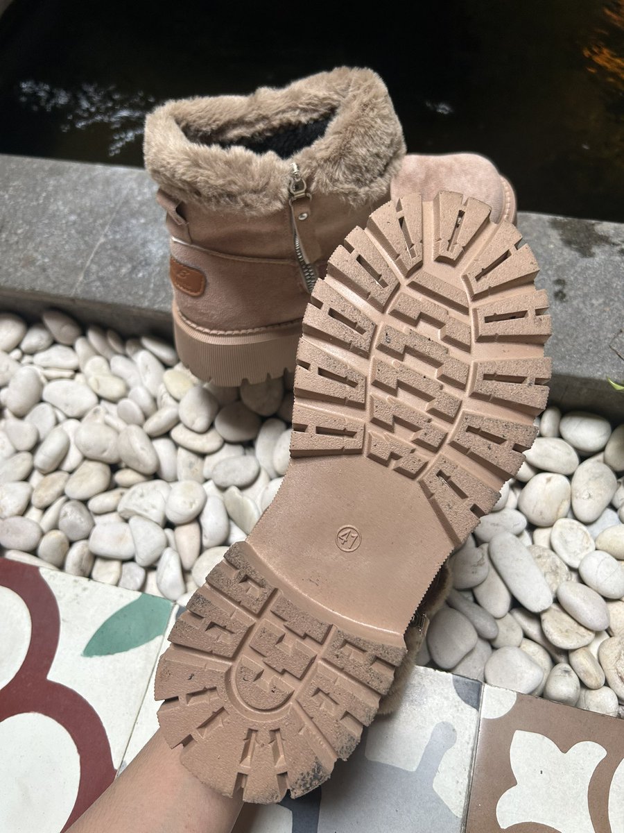 mulaiambis21's tweet photo. boots winter size 41 (aslinya pemakaian size 39 tp harus up size) baru dipake 1x di tempat salju aman, ga licin dan hangat. aku jual 180.000 #zonauang jual sepatu winter https://t.co/zGji1h6pxx