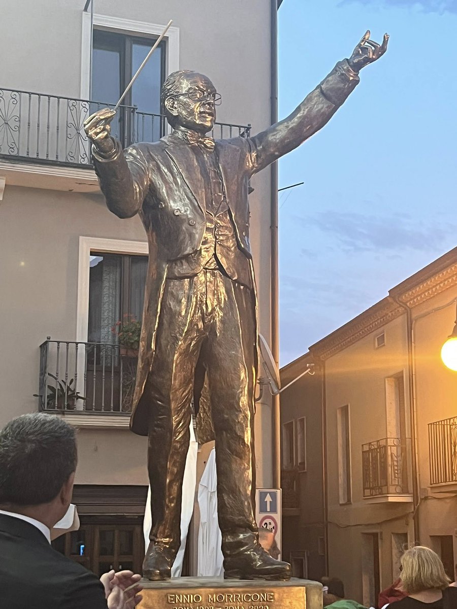 Estatua de Ennio Morricone en Viggiano, Potenza, Italia ❤️