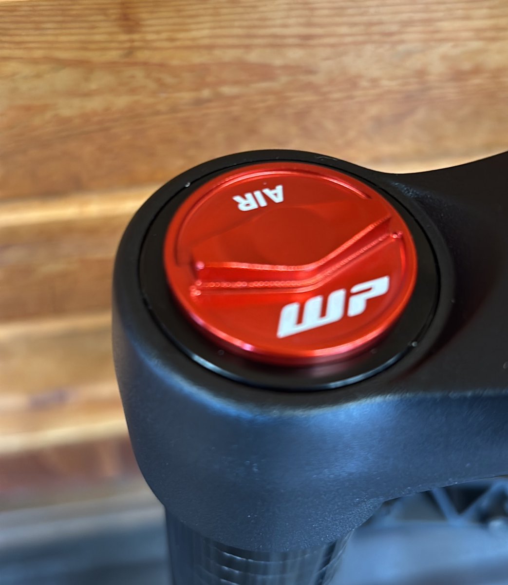 ogwcycle's tweet image. 新年最初の紹介は昨年末に入荷したDVO ONYX38D1 CV-SL
GASGASのeMTBにのみ採用されていたWPコラボモデル。
WPのMOTO用クロスカントリーやエンデューロでは既に標準となりつつあるコーンバルブを採用し中間域での作動感とボトムアウト耐性を両立しているとのことです。