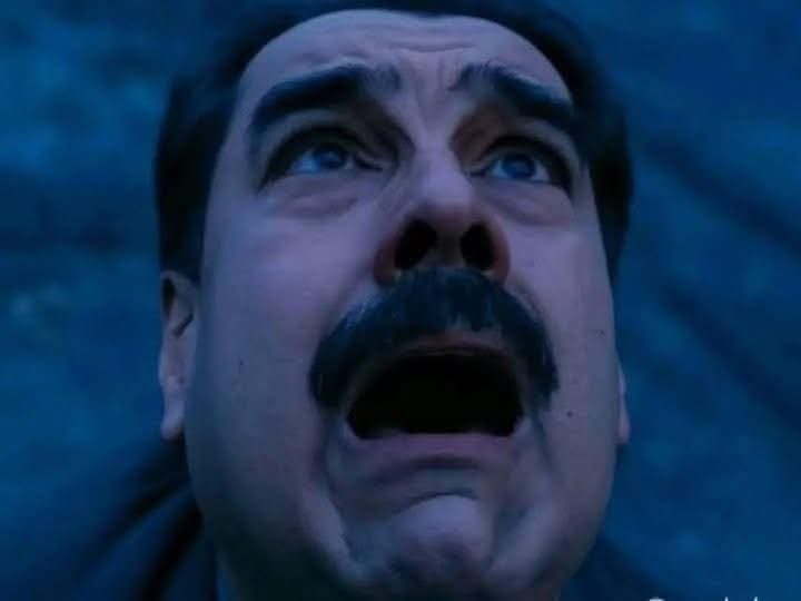Maduro viendo los drones llegar a Miraflores 
#Venezuela 
#NicolasMaduroDictador