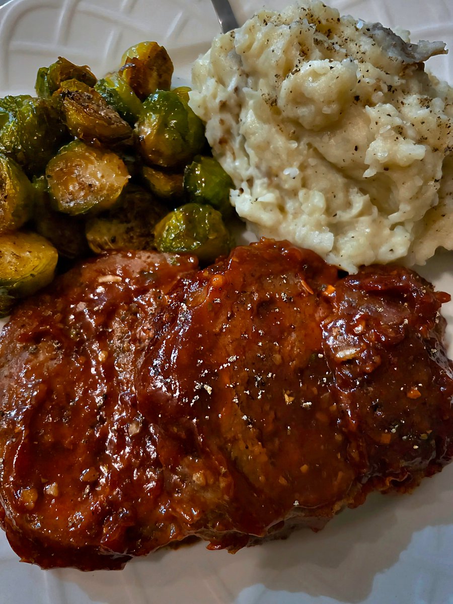 Kittenwaffin's tweet image. Meatloaf 🐄
Mashed Potatoes 🥔🧈🧄🧂
Brussels Sprouts 🥬
