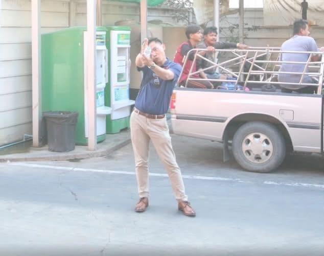 โคตรเถื่อน!!! ทีมงานผู้สมัคร ส.ส. พรรคประชาชน นนทบุรี ทั้งผลักอก และชูนิ้วกลางเย้ยผู้สมัคร ส.ส.พรรคกล้าธรรม (คู่แข่ง) กลางตลาด ถ้าไม่ห้ามปรามอาจชกหน้าด้วยซ้ำ ไหนว่า มีส้มไม่มีเทา แล้วเอานักเลงและคนติดยาอย่างไอ้นี่มาเป็นทีมงานผู้สมัคร ส.ส. ทำไม???