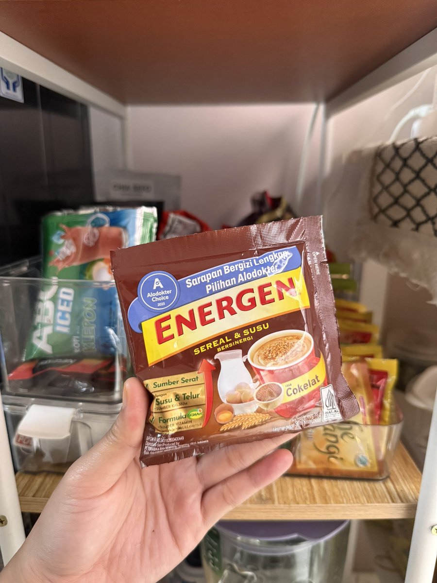 crankygvrl's tweet image. semalem nangis pas lagi minum energen, pas kecil gue pernah sarapannya cuma bisa energen (literally setiap hari)....

dulu 1 cuma 1000, tapi tetep gabisa nyetok jadi tiap pagi ke warung buat beli ini 3 (buat gue, mama &amp;amp; kakak gue). terus sadar, sekarang bahkan di rumah gue punya…