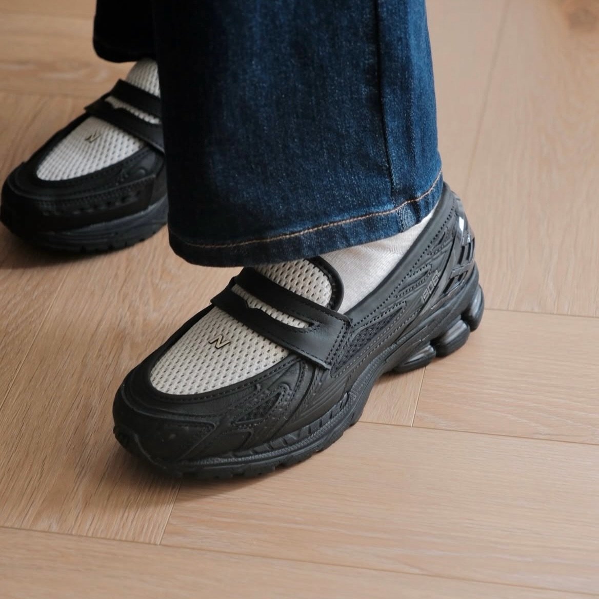 2026年 1/7 発売】 New Balance U1906L 8G9 Loafer “Black/White