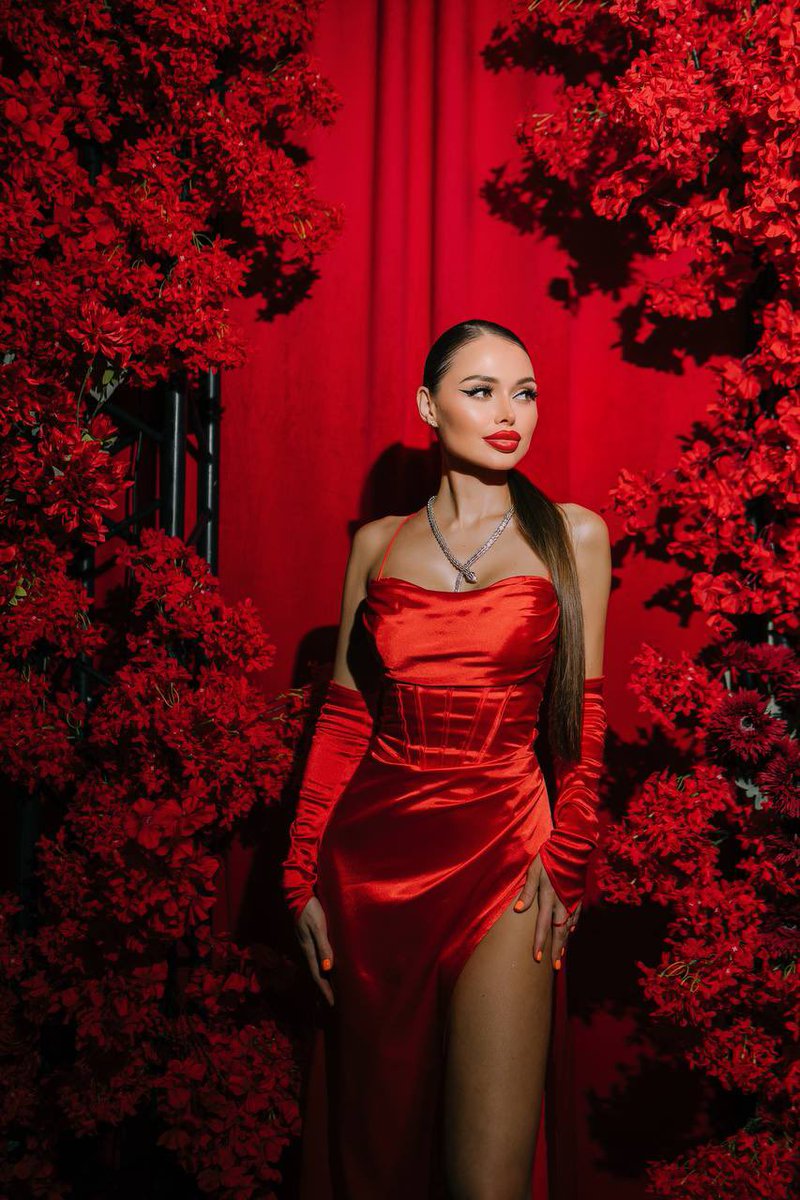 RussianKatyaa's tweet photo. Feeling dangerous tonight 🔥❤️
All red everything: dress, lips, roses… Russian passion on full display 🇷🇺
What does this color make you think of? Tell me in the comments 👇😏
#RedHot #RussianPassion #LadyInRed #MoscowMood #AllRed” https://t.co/idQZLClEE6