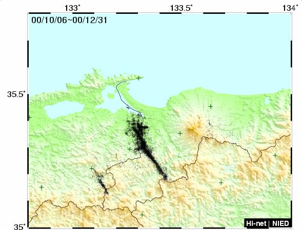 JCN_2600's tweet photo. 先ほどの島根・鳥取県境付近の地震は、2000年鳥取県西部地震（Mj7.3）の震源に近い。

図は2000年の地震の余震分布（以下より引用）
https://t.co/MifIHYCx8c

この付近では1989年にM5.5、1991年にM5.9、2000年にM7.3の地震が起こるなど、何故か地震活動が活発な地域で、深部低周波地震も活発。 https://t.co/RmDMyCZe4R