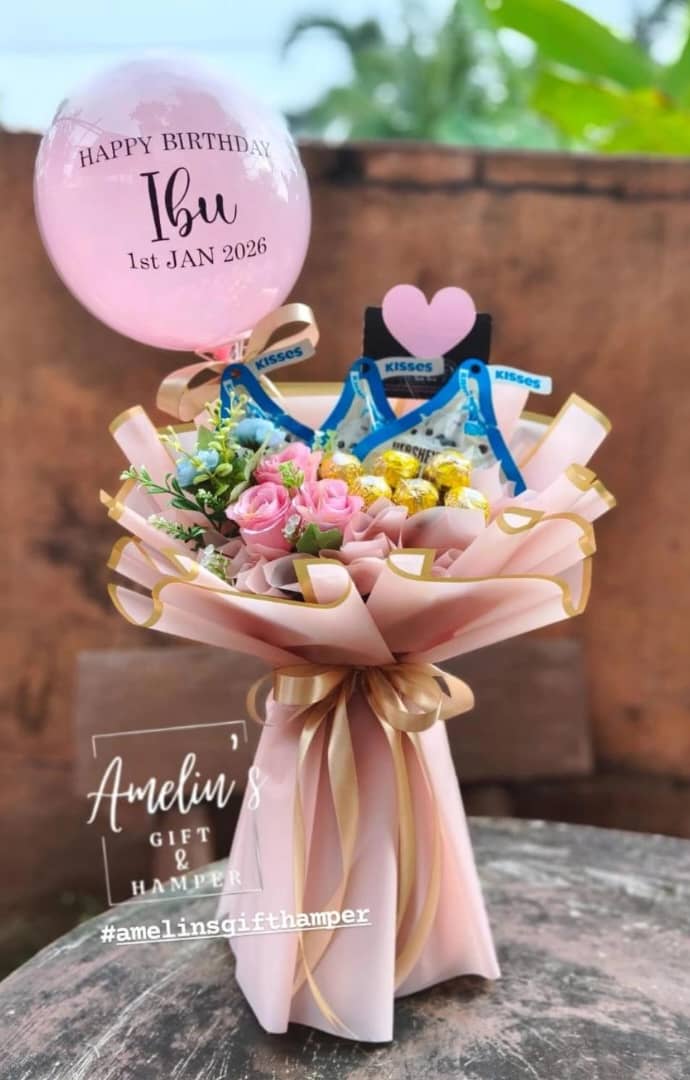amelinjasmi's tweet photo. Salam Sayang ❤️ 
Kami OPEN ORDER chocolate bouquet with Custom bobo balloon 10 inc RM100 termasuk delivery area Puncak Alam &amp; berhampiran.
Berminat boleh PM 
FREE GREETING CARDS
Pls place your order at least 3 day before delivery 
Thanks You 🥰💕
https://t.co/B62Dl3BQay https://t.co/V3dLpEcK8X