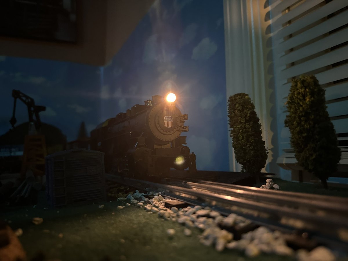 TrackProd16's tweet photo. 4523 waits for the green signal and the start of the night train https://t.co/FBoKM3E3Xe