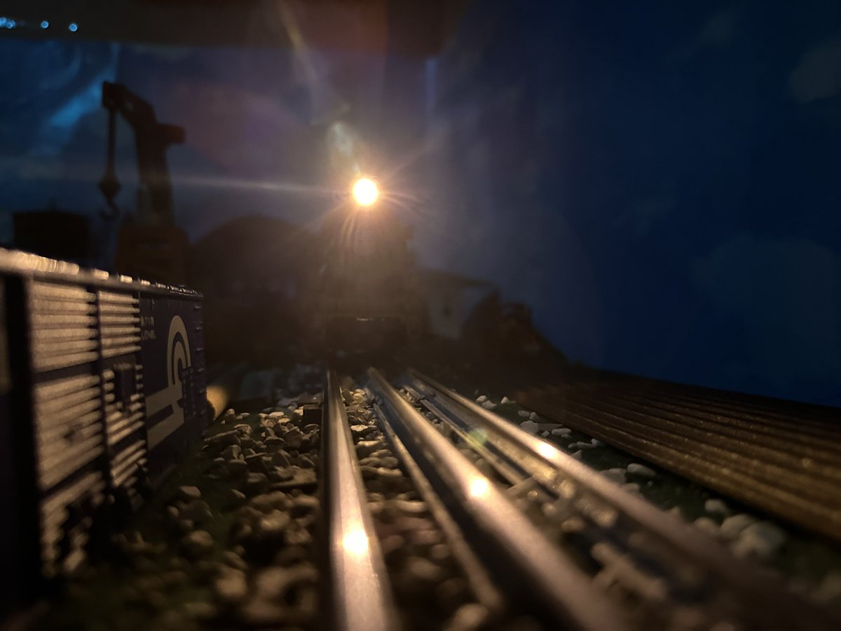 TrackProd16's tweet photo. 4523 waits for the green signal and the start of the night train https://t.co/FBoKM3E3Xe