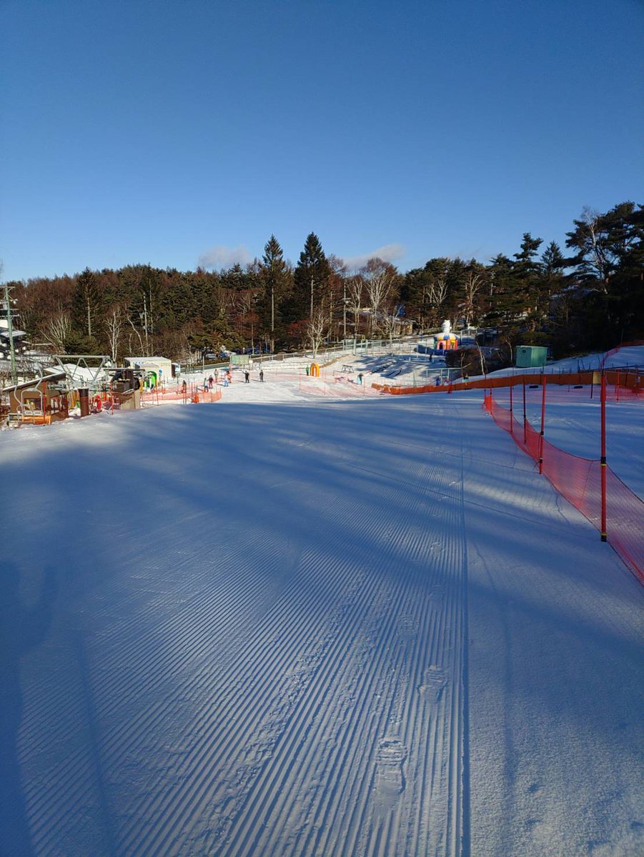 今朝のホテル前ゲレンデの様子です☀青空の下で雪遊びにスキー＆スノーボード⛷🏂気持ち良さそうです♪