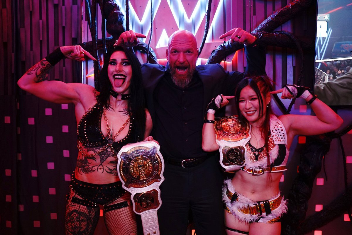 LuigiWrestling's tweet image. 👉😆👈 #WWERAW