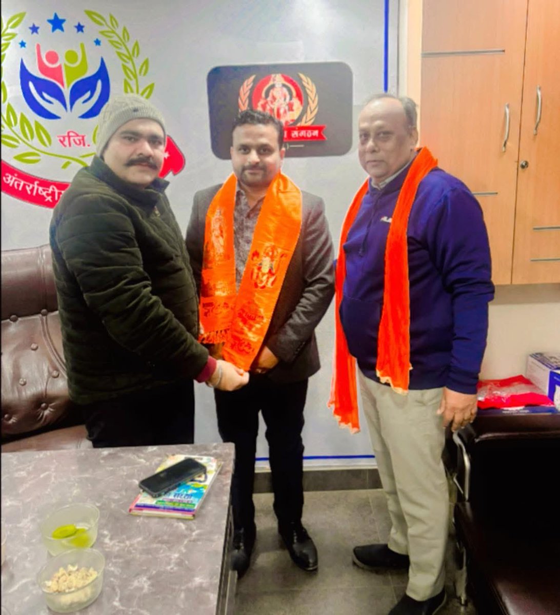 Narayan575500's tweet photo. अंतरराष्ट्रीय वैश्य संगठन के माननीय राष्ट्रीय अध्यक्ष जी से कल एक शिष्टाचार भेंट हुई 💐

#अंतर्राष्ट्रीयवैश्यसंगठन #bjpgautambudh #BJPUP #RSS100Years #dharamjagran https://t.co/ava8xjUJS0