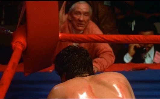 tuchojurnet13's tweet photo. "Solo quiero decir que, si pierdo, no importa. Si me abre la cabeza, tampoco importa. Solo quiero aguantar los quince asaltos. Nadie lo ha hecho nunca contra Creed. Si puedo aguantar esa distancia y cuando suene la campana todavía estoy de pie, sabré por primera vez en mi vida que no soy solo un vago más del barrio"

Para quienes estamos cerca de los sueños y las vidas de los boxeadores, es imposible no emocionarse

Momento top de la historia del cine 🔝🥊