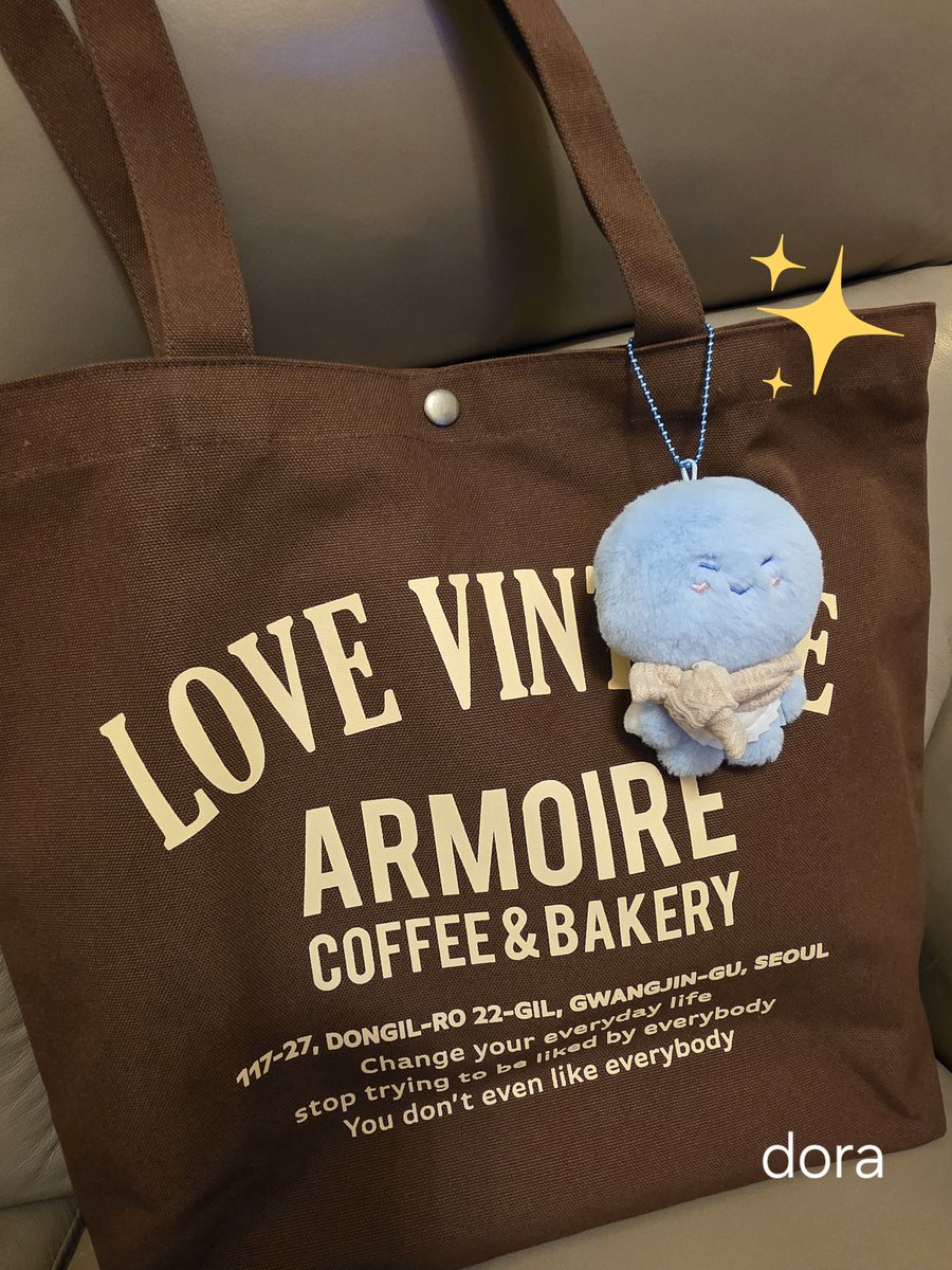 Using the perfectly complemented coffee color of the Cafe Armoire, it pairs wonderfully !!🤎☕️
Beautiful for my choice!! 😍💕

<a href="/shfly3424/">Yesung</a> 
#Yesung #예성 #예블 
#cafe_armoire