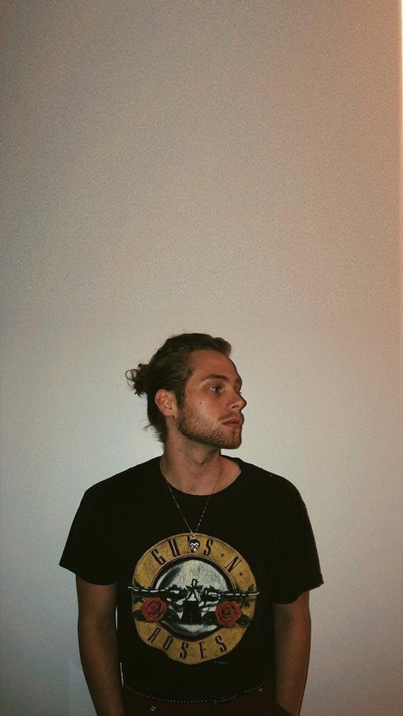 lndosftwr's tweet image. do i look like luke, or it's just me? 🤔

#5SOS_SELFIEDAY