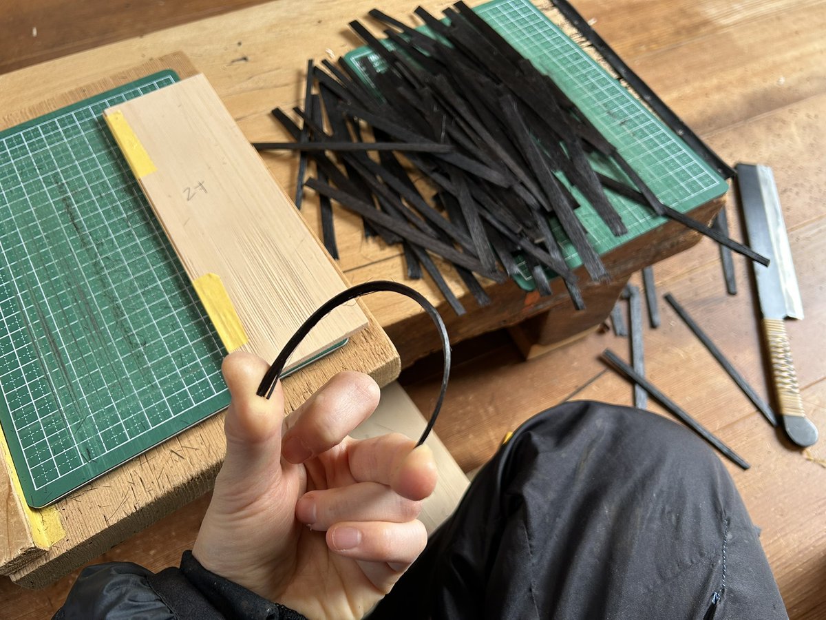 次の刷毛にとりかかります。
昨年末毛固めをした毛板を裁断しています。半通しなので半分にして、寸法にあわせて両端を切り落としたところです。
毛板はけっこう弾力があります。