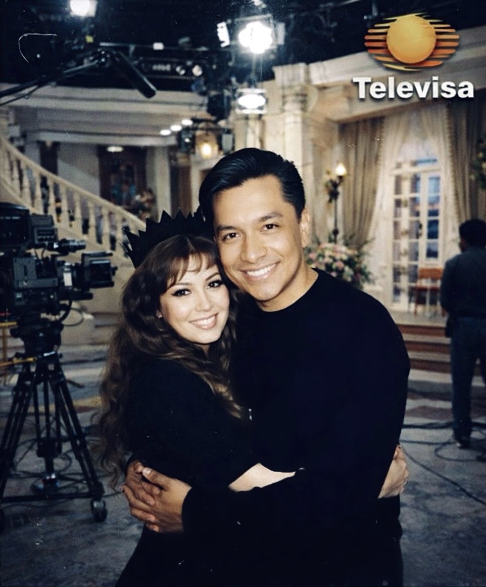 Lo que luché para conseguir esta foto 😅 Hace 30 años con mi entrañable María a su llegada a la mansión de los De La Vega y yo, obvio con algunos kilos menos 🤣 I love you <a href="/thalia/">Thalia</a>
