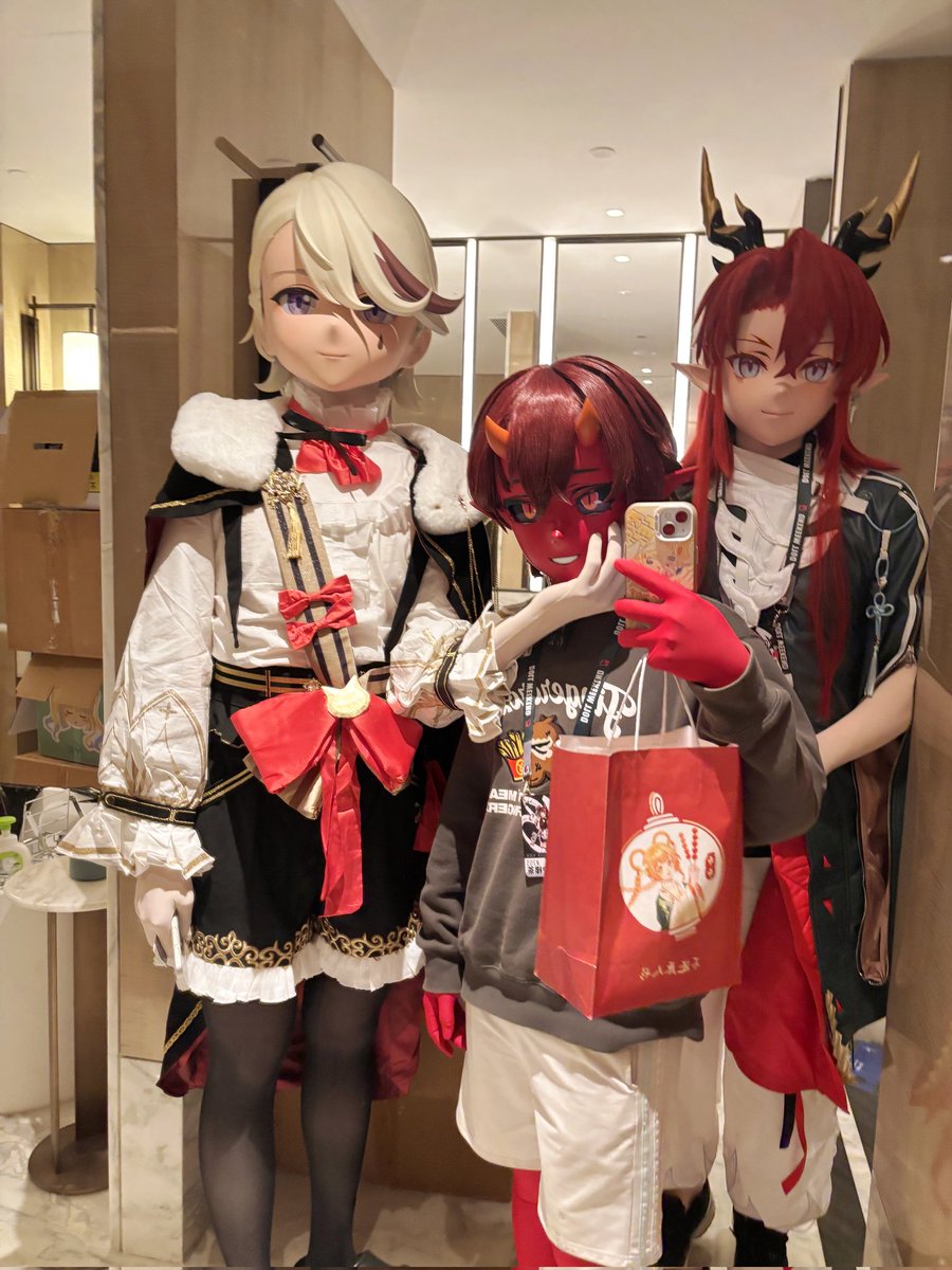 三只红色小男孩
林尼哥哥<a href="/LoveRanRannn/">然然の贝果🥯</a> 
红色魅魔<a href="/Yakiiiwww/">YA屎香柠檬茶</a> 
余弟弟<a href="/Frozen_coffeeee/">速冻de咖啡</a>