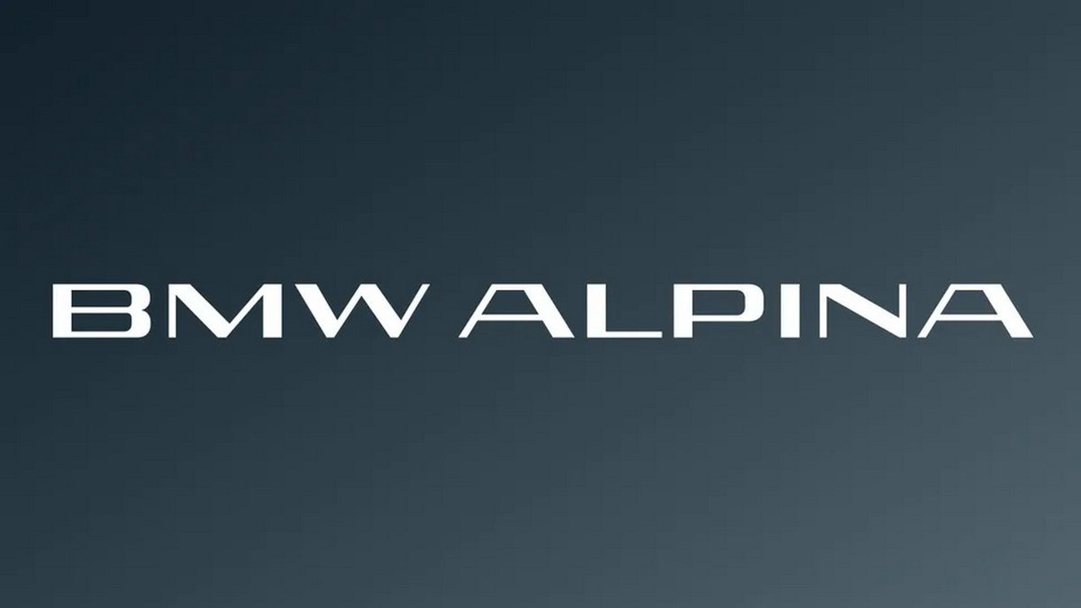 2026年1月1日、アルピナは正式にBMWグループの一員となりました。

発表されたのは、70年代の意匠を継承した新ロゴと、「途方もない責任」という声明。 独自の魔法をかけてきた独立メーカーから、BMWの「エクスクルーシブ オブジェクト（排他的な芸術品）」ブランドへ。