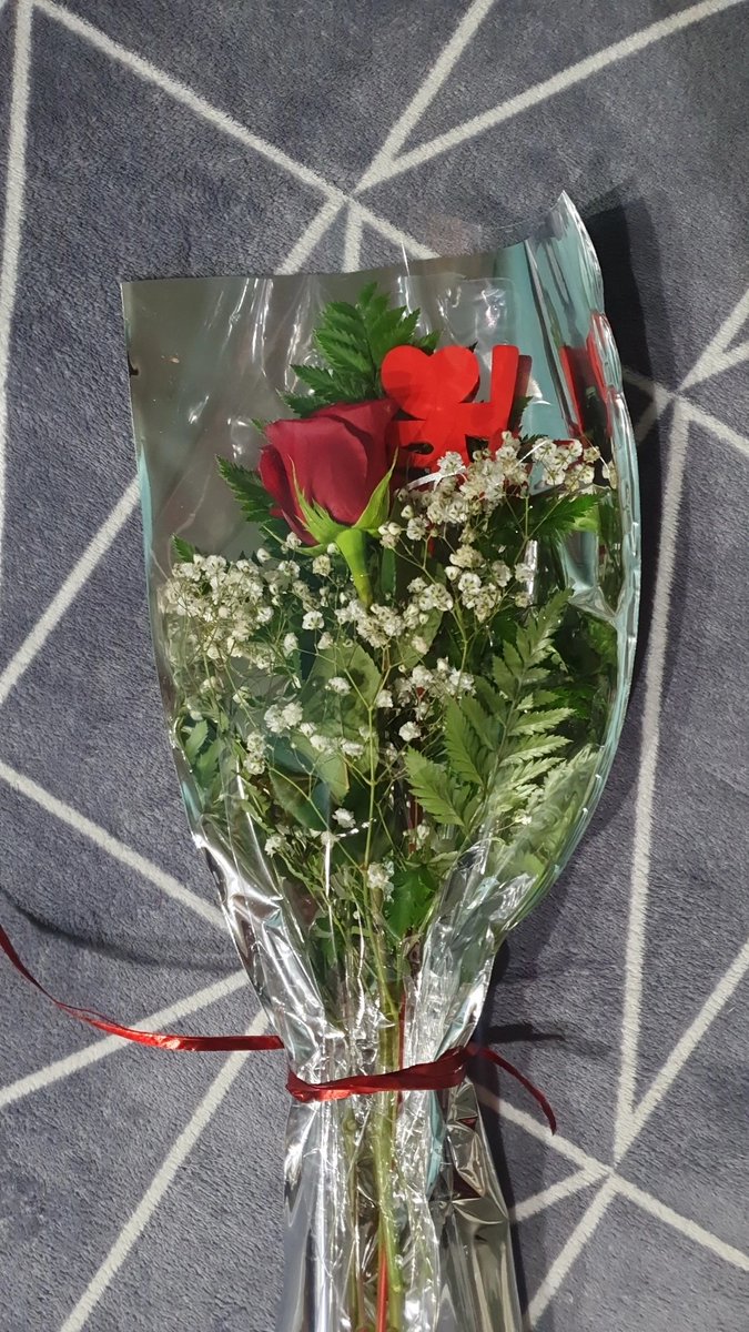 Nascuruu's tweet image. Tenía un día de mierda hoy y mi novio me ha sorprendido con unas flores y cada vez que las veo me sale una sonrisa, soy una maricona.