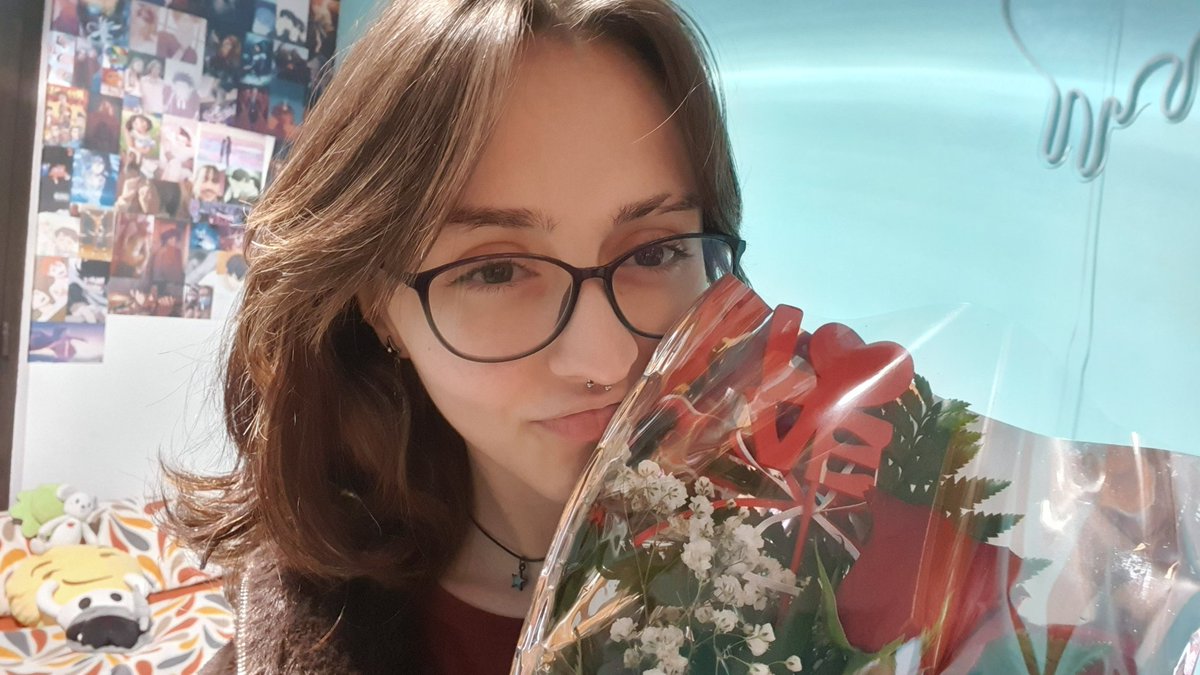 Nascuruu's tweet image. Tenía un día de mierda hoy y mi novio me ha sorprendido con unas flores y cada vez que las veo me sale una sonrisa, soy una maricona.