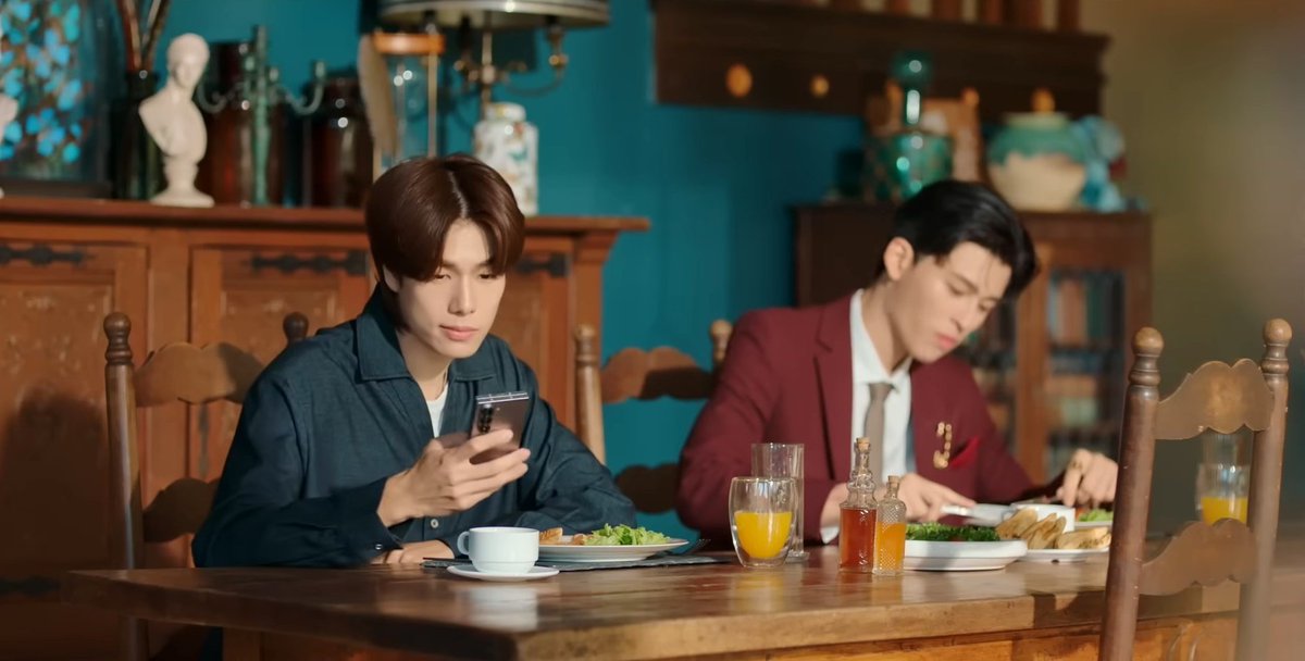 RealEntOfficial's tweet image. “ภูวินทร์” ไฟเขียวให้ “ปอนด์” ค้างคืนที่บ้าน พร้อมเปิดปมใหม่ชวนลุ้นใน #มีสติหน่อยคุณธีร์ #MeandTheeSeries 10 ม.ค.นี้ ทาง GMM25 และ iQIYI

พีชยอมให้ธีร์มาค้างคืนที่บ้าน ทำเอาโมกข์ถึงกับแซว แต่หวานยังไม่ทันข้ามคืน กลับมีสถานการณ์ไม่คาดฝันเกิดขึ้น พีชถึงกับนั่งไม่ติด!
#ปอนด์ภูวินทร์