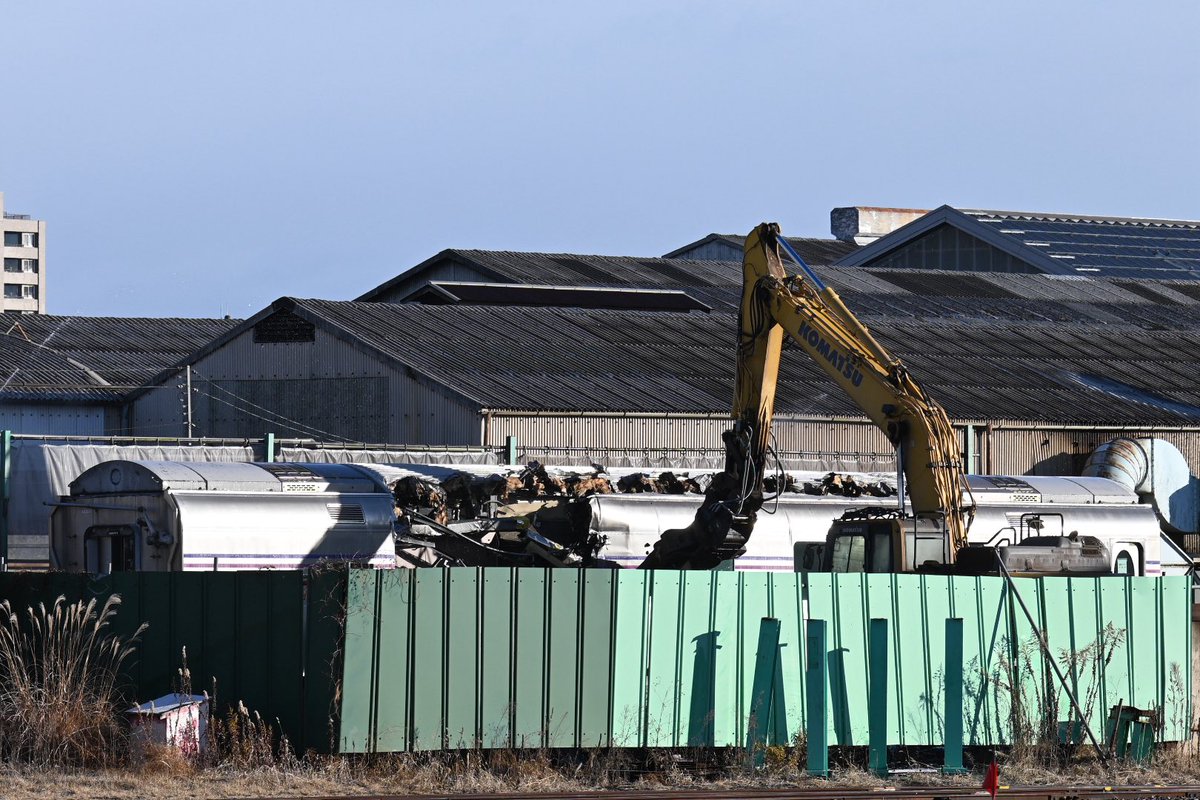 Cocoa_189_510's tweet image. NNの解体線入りしたE26系カシオペアですが、ついに"車体の解体処分"が始まりました。

昔は上野〜札幌間を走ってた大人気の豪華寝台特急列車ですが、まさかこうなる運命になるとは。。

保存されるスロネフE26-1以外の車両も後々こうなる運命だろうか・・？（※あとガラスは外されてませんでした）