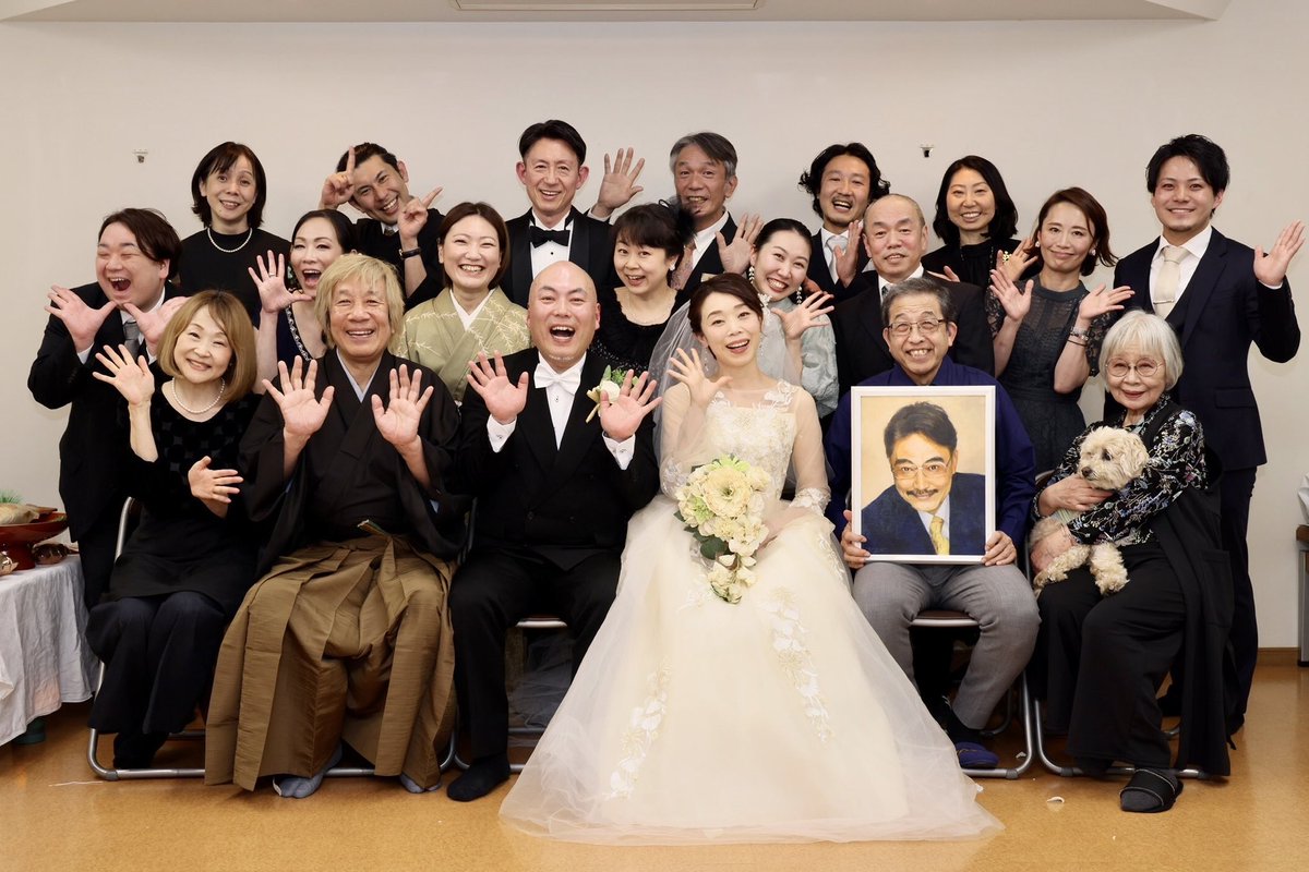 🌺何はともあれおめでたい🌺
(嬉しいご報告)

さて今回配信させていただいています『#人生双六』で夫婦役の、浅野彰一さんと疋田由香里さん。このご縁で昨年ご結婚㊗️

お二人には内緒で「稽古場🍺会」と召集🎉正装でお出迎え。ドレスに着替えていただきサプライズ披露宴🥂

笑顔に包まれた一日でした✨