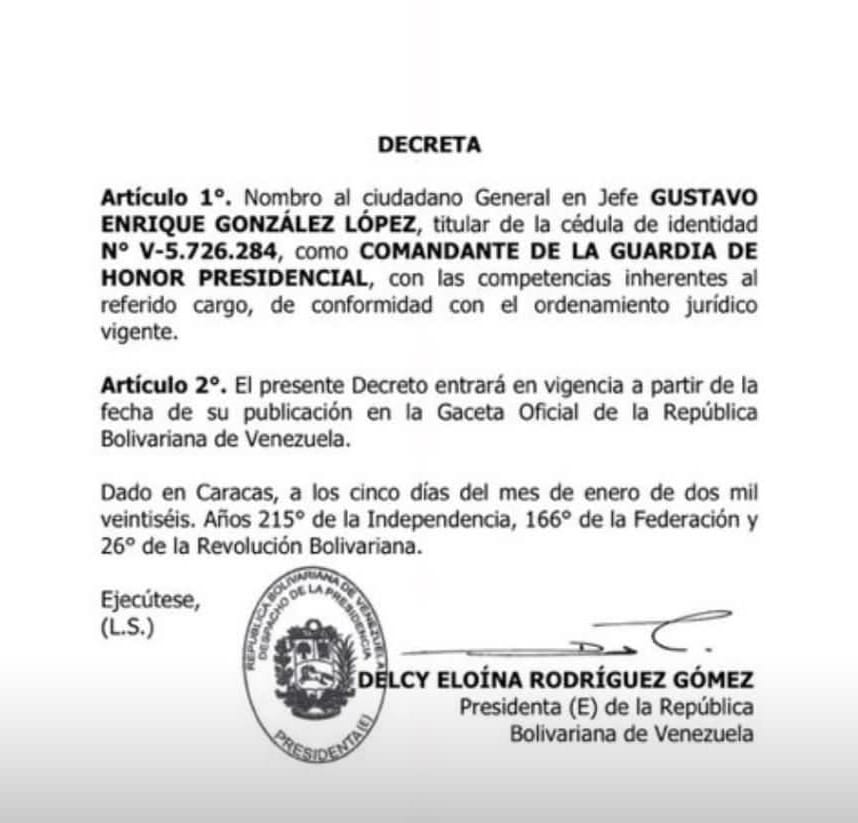MundarayZair's tweet photo. #Burla Delcy Rodríguez desafía a Estados Unidos al “premiar” a quien debería estar rindiendo cuentas: Designó a Gustavo González López como Comandante de la Guardia de Honor. Eleva a un artífice de los secuestros de ciudadanos estadounidenses y lo convierte en símbolo oficial de “protección” del poder. No es un nombramiento administrativo: es un mensaje político de impunidad y desafío, una forma de decir que no negocian justicia, sino que exhiben a sus operadores como trofeos y los colocan, precisamente, en la estructura encargada de blindar al círculo presidencial. González es además la mano derecha de Diosdado Cabello en toda su estructura criminal. Quien manda entonces?
