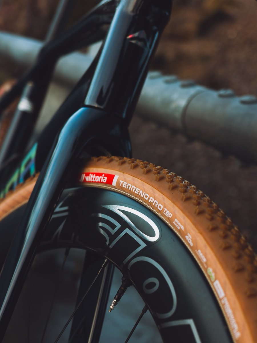 ManyS_cycle's tweet image. 高速化するグラベルレースに対応するため

Vittoriaが新開発した【Terreno Pro】

グラベルレース専用構造を採用し、
スピード・グリップ・耐パンク・快適性の4要素を高次元で向上！

さらに、92％再生可能・リサイクル素材を使用したコンパウンドにより、高性能とサステナビリティを両立しています