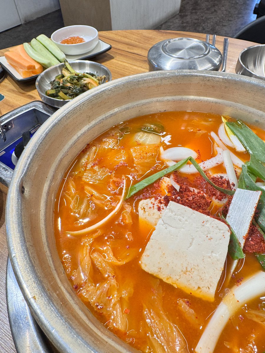 📍 서울 강남
📍 찌개집1979
📍 서울 강남구 봉은사로 426 1층
       선정릉역 3번출구 195m

📌 카카오평점 3.1
📌 24시간

🎈통돼지김치찌개 2인 소 26.0
      사이드 두부 한접시 7.0
      라면사리 1.0
      2명이 먹긴 많았다
      리뷰에 비해 친절하시고 
      김치찌개 내에 고기양도