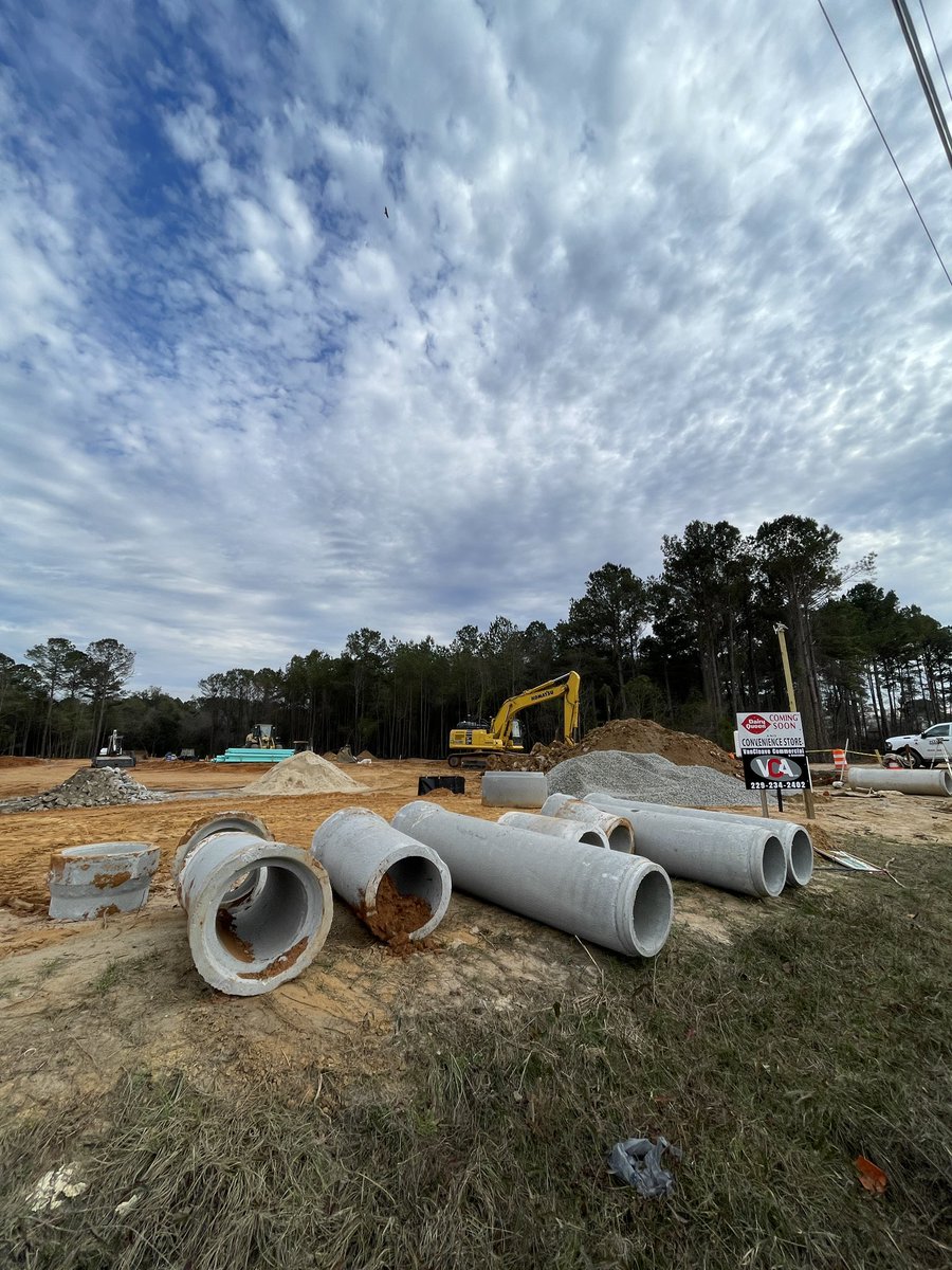 229_life's tweet photo. NEW WALLS UP: Updates along US Hwy 19 N in Lee County - After clearing out the land and preparing it for building, construction on the new Dairy Queen and convenience store is finally underway.

What do you think about this upcoming Dairy Queen and convenience store?￼ https://t.co/l2ed6edCyH