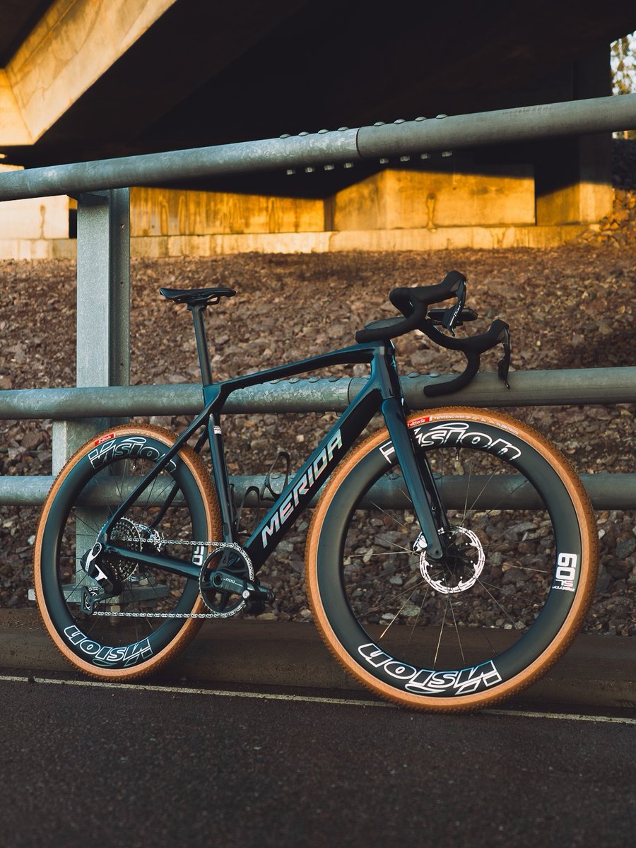 ManyS_cycle's tweet image. 高速化するグラベルレースに対応するため

Vittoriaが新開発した【Terreno Pro】

グラベルレース専用構造を採用し、
スピード・グリップ・耐パンク・快適性の4要素を高次元で向上！

さらに、92％再生可能・リサイクル素材を使用したコンパウンドにより、高性能とサステナビリティを両立しています