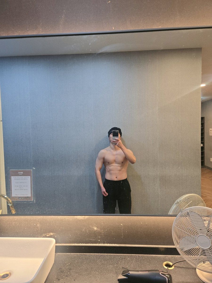 purple_boost02's tweet photo. 어제자 눈바디! 왕찌를 목표로 달려가자
#섹트 #일탈 #눈바디 #헬스 https://t.co/xc5myo0f6q