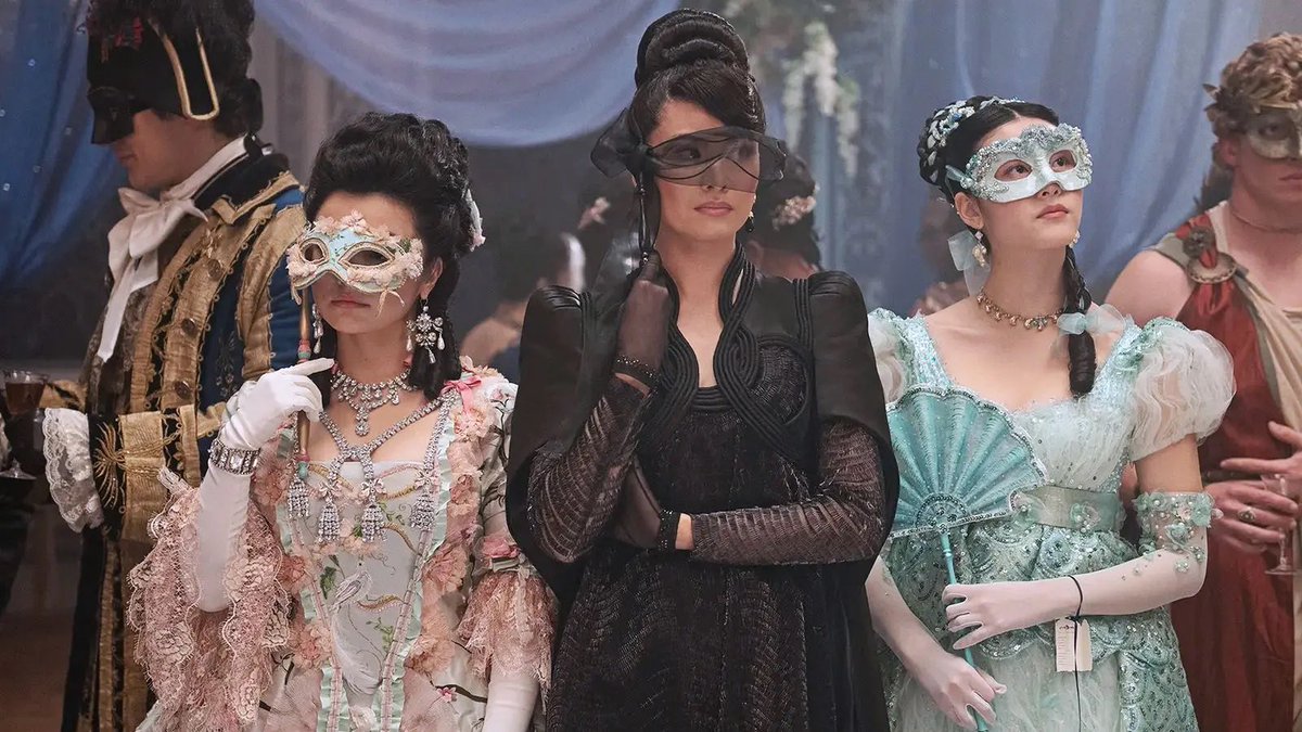 _lolifroyd's tweet photo. สาวๆแห่ง Penwood House  💒༉

คุณแม่ Araminta : สงบ เยือกเย็น ให้ความรู้สึกเหมือนแม่เลี้ยงใจร้ายในซินเดอเรลล่า เธอไม่มีที่ว่างในหัวใจให้กับความเมตตาและความรัก 

Rosamund : ลูกสาวคนโตผู้เป็นที่รักของอารามินตา เธอสวย โหดร้าย และมีนิสัยเย่อหยิ่ง เธอมองทุกสิ่งทุกอย่างรวมถึงคนรอบตัวเป็นภัยคุกคาม เธอเข้ากับน้องสาวอย่างโรซี่ไม่ค่อยได้ และมักจะปฏิบัติต่อโซฟีไม่ดีนัก 

Posy : มีนิสัยคล้ายเพเนโลปี้ในแง่ที่เป็นคนเงียบๆ เธอเป็นคนอ่อนหวานและใสซื่อต่างจากพี่สาวของเธอ เธอไม่ได้กระหายอยากจะได้สามี แต่เธอก็โหยหาที่จะมีความรัก เธอไม่ได้เป็นที่โปรดปราณของอารามินตานัก เพราะเห็นได้ชัดว่าเธอไม่ใช่ตัวเต็งในตลาดสมรส 

อยากดูแล้ว 😭 หนูรักพวกผู้หญิงรว้ายๆ