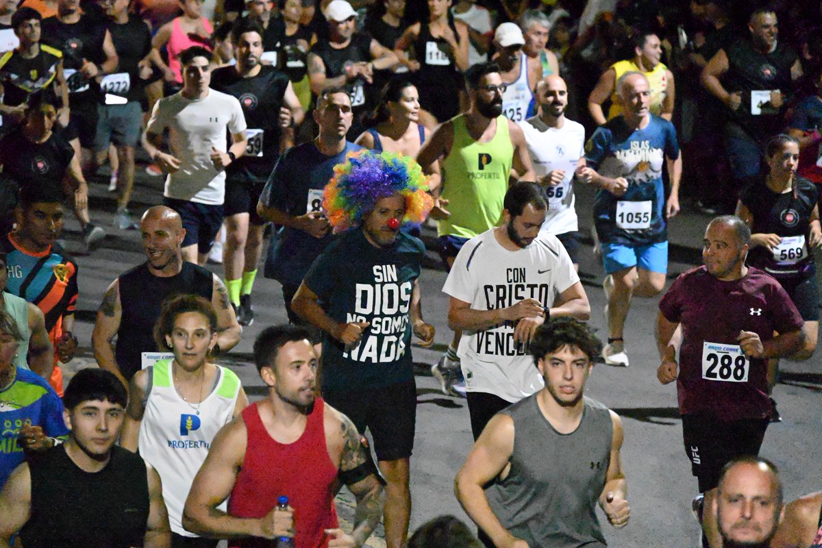 🏃‍♂️✨ Vivimos la 68ª edición de la tradicional Carrera de Reyes, una competencia que ya es parte de la identidad de Bahía Blanca.

Felicitaciones a Manuel Corcico, ganador en la categoría masculina, y a María de los Ángeles Pereira, ganadora en la femenina.

El deporte nos forma