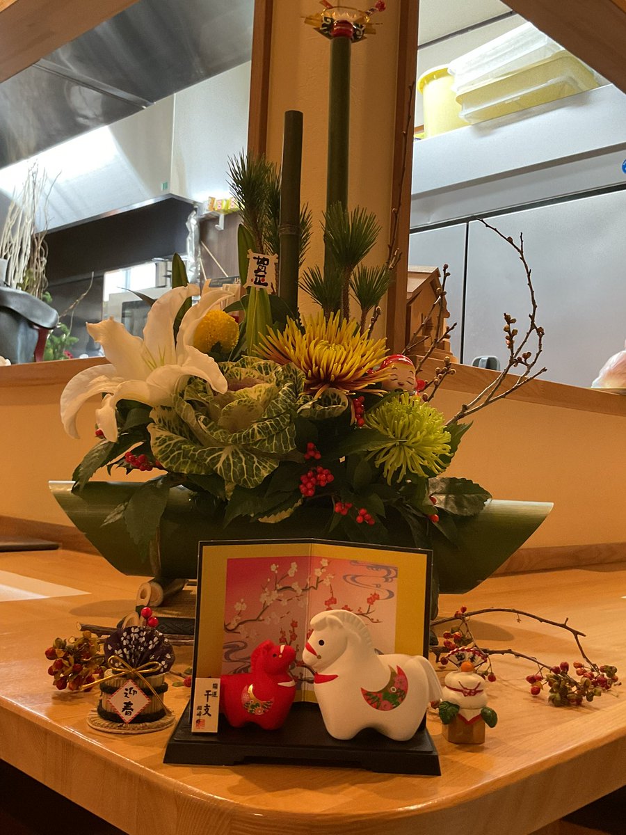 KoryouriSanpei's tweet photo. 明けましておめでとうございます！
お休みはあっという間！！お正月も明けて今週から通常運転開始ですね。
当店も本日から営業いたします。本日から営業なのですが、、、明日７日（水）は貸切になります🙇‍♀️
早速ご迷惑おかけしますが本年もよろしくお願いいたします！ https://t.co/Io21oUAj49