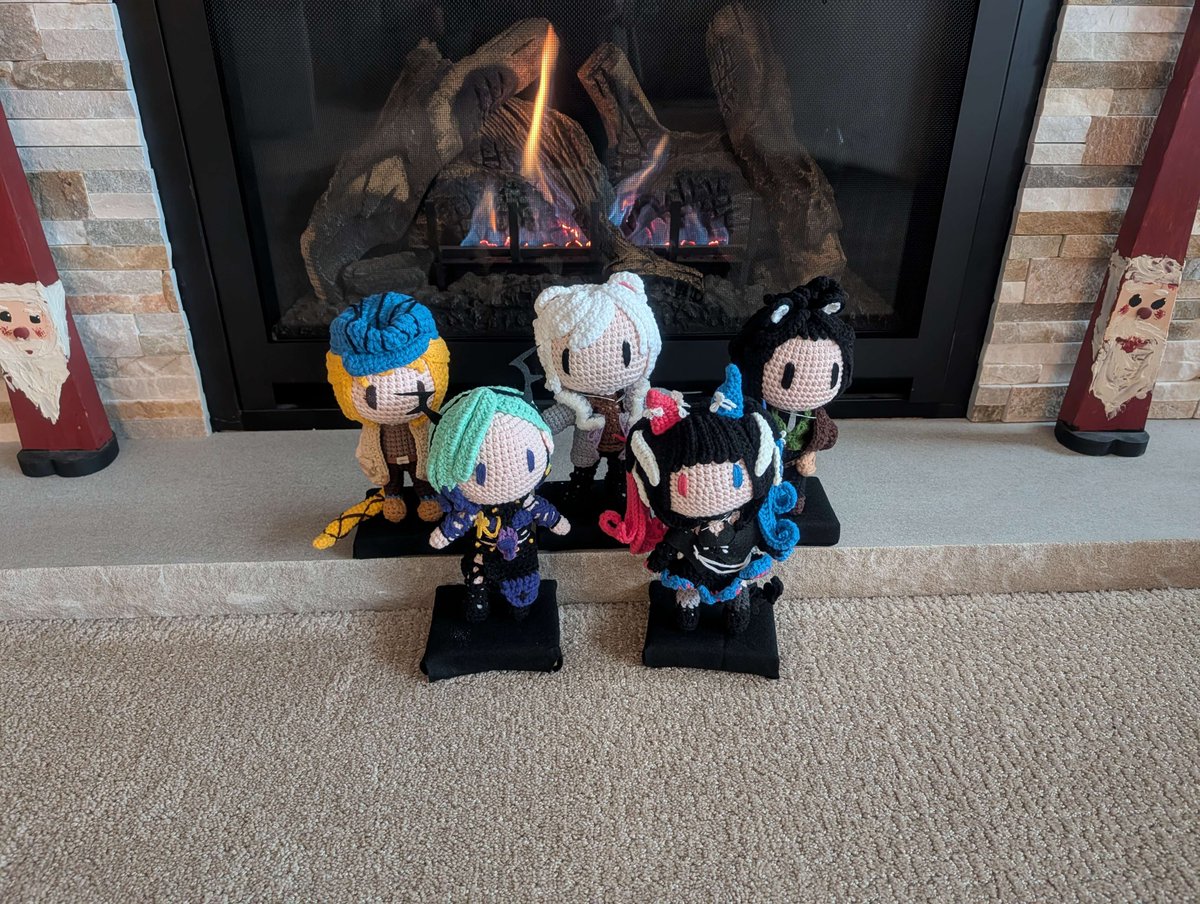 SnakeSickly's tweet image. I got some gifts for my friends' this holiday! (non)Marketable plushies for each of us! And two for Kari because I love both of her designs too much to leave one out 😬
#KariArts
#IxBearArt
#EtchASnek
🎨: @crochetbydaiz (display stands by me)