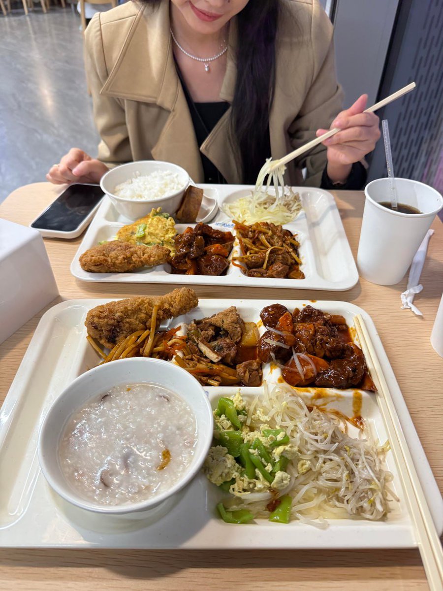 今日の社員食堂のメニュー