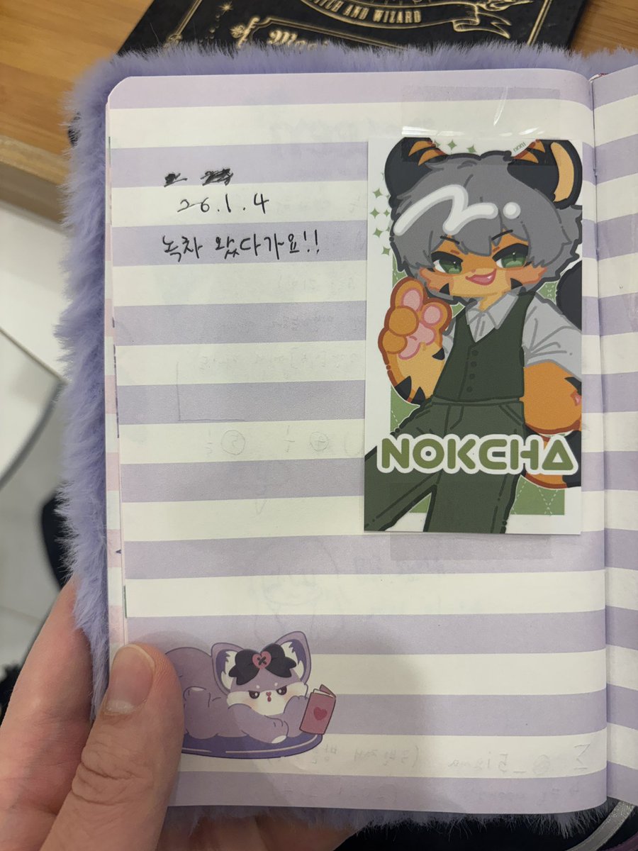 ahpuhahpudding's tweet image. 냥냥 실은 이틀전인 일요일에는 털친구분들이 무려 네 분이나 오셨어요오….!! 오신 분들과 수다 떨다가 할 일을 미뤄서 늦게 퇴근하구 담날 일찍 출근해서 부랴부랴 택배 마치고 그랬네용 그래두 재밌는데 어뜨케요 핳🤣 다들 같은 시간대에 계셔서 뭔가 털의 함유량이 높아진 느낌을 실감이 났어요…